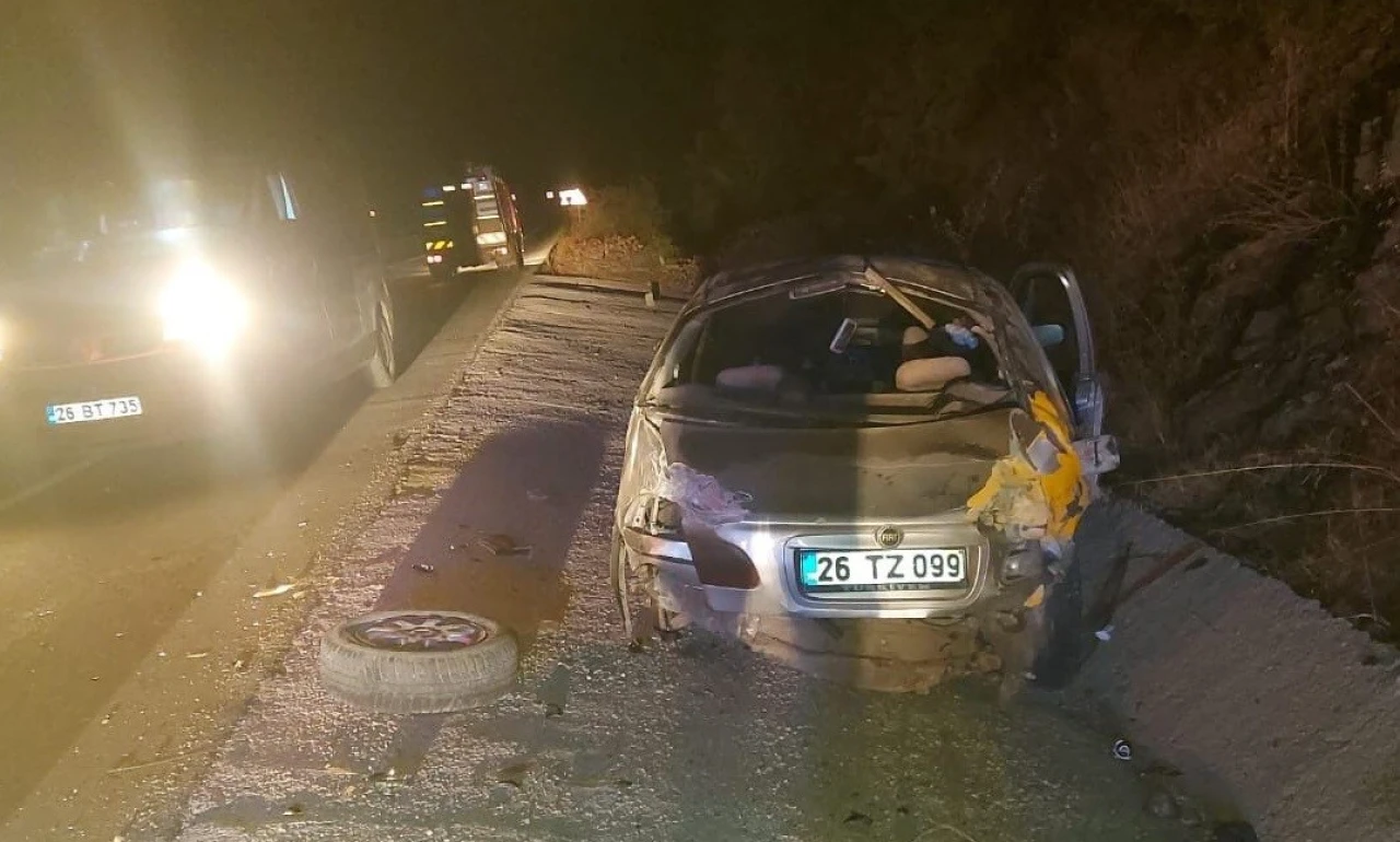 Söğüt yolunda kaza! Sürücü ve yolcu yaralandı
