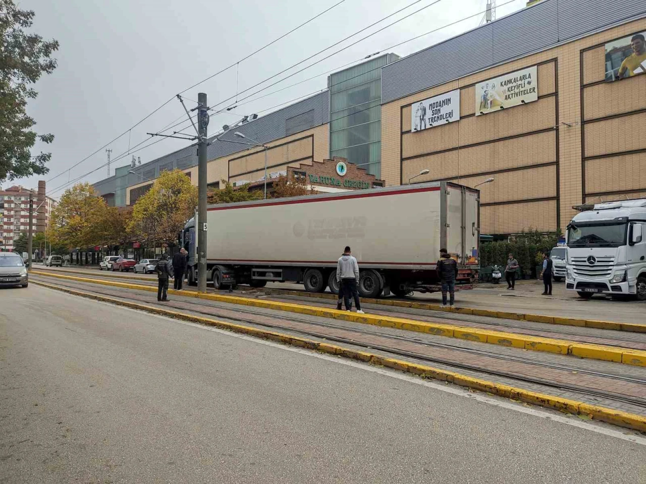 Tramvay yoluna giren tır trafiği durdurdu