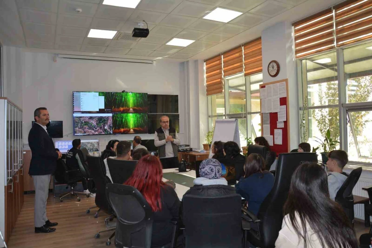 Kütahya’da lise öğrencileri orman yangınlarıyla mücadele konusunda bilgilendirildi