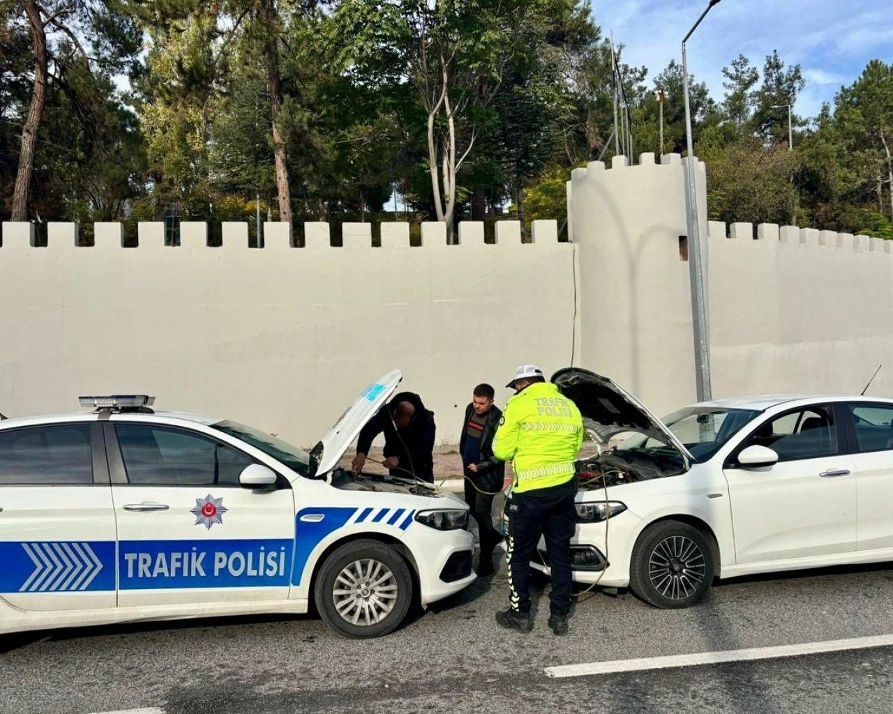Aracı Yolda Kaldı, İmdadına Polis Yetişti!