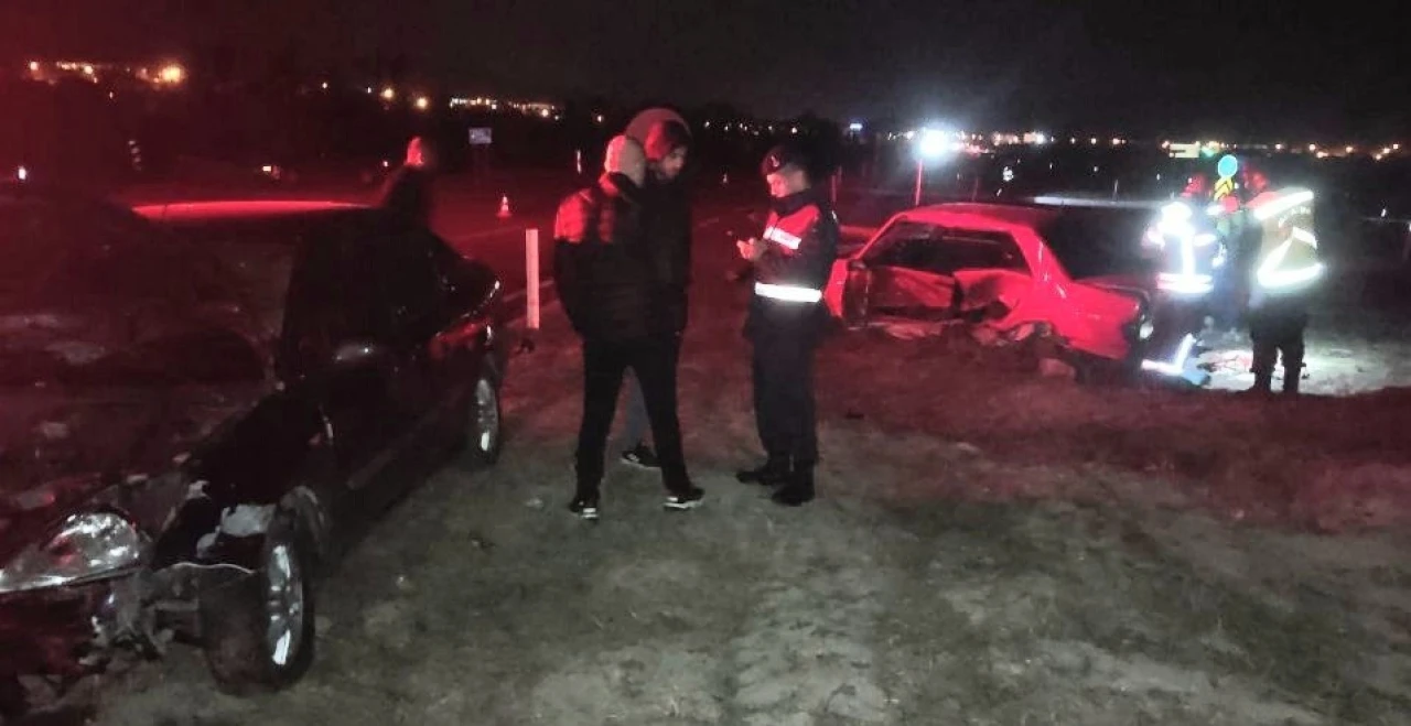 Tavşanlı’da İki Otomobil Çarpıştı: 6 Kişi Yaralandı