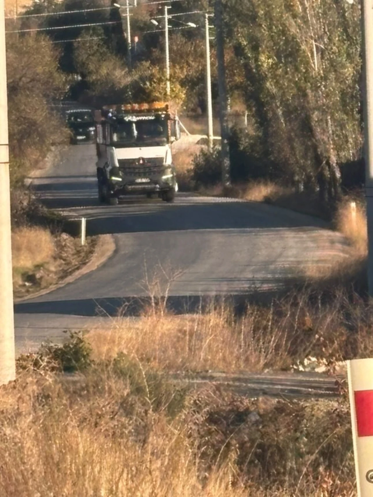 Tekören'de ağaç dalları yolu daralttı: Sürücüler çözüm bekliyor
