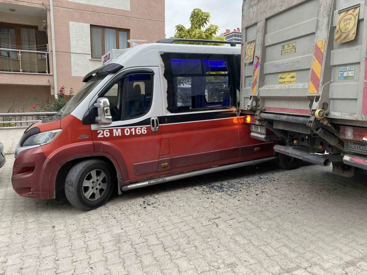 Eskişehir’de tır ile minibüs kafa kafaya çarpıştı