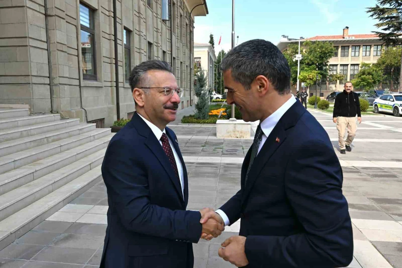 Uşak Valisi Naci Aktaş, Eskişehir Valisi Hüseyin Aksoy’u ziyaret etti