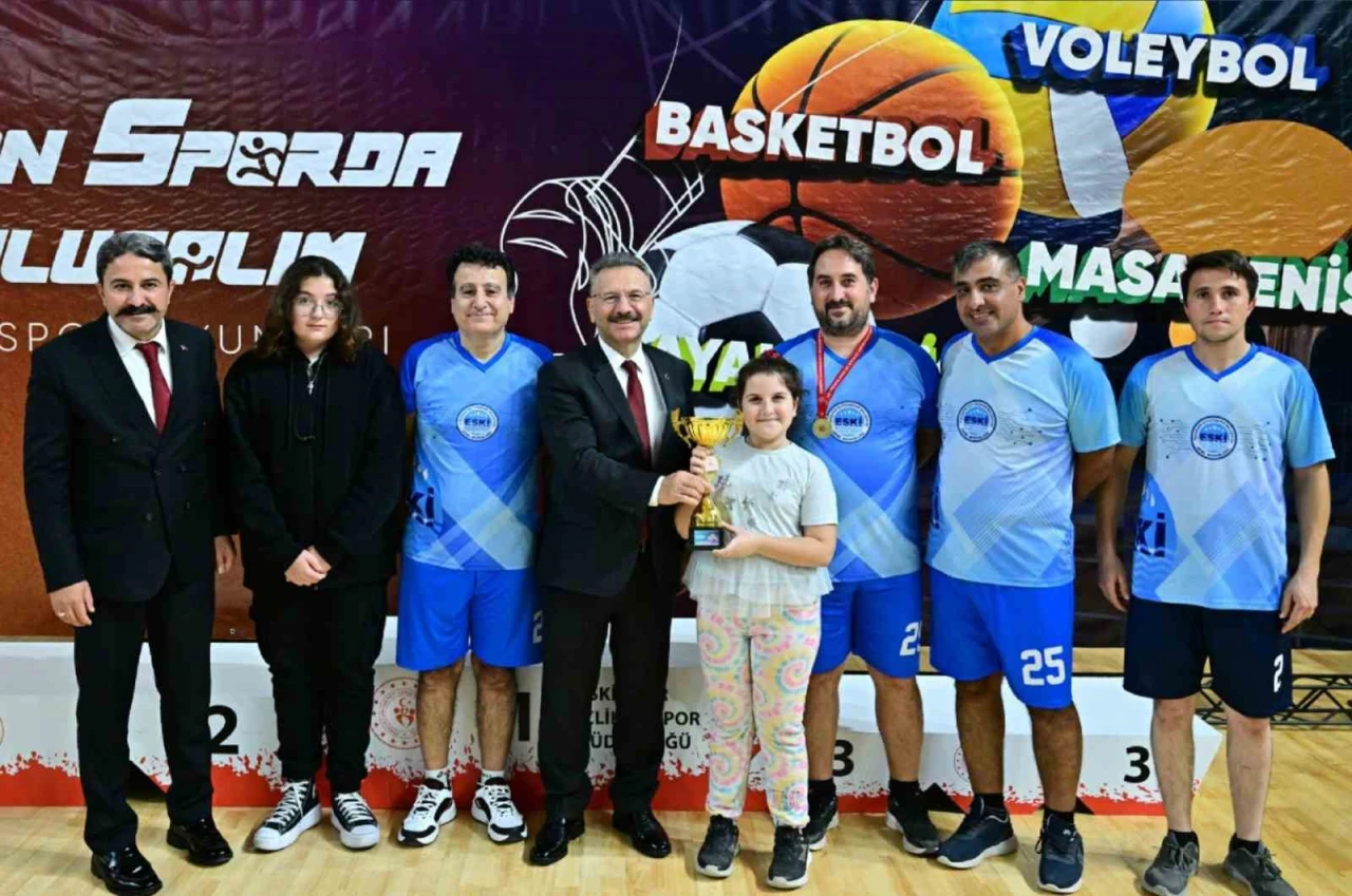 Vali Aksoy, Kamu Spor Oyunları’nda Dereceye Giren Sporcuları Ödüllendirdi