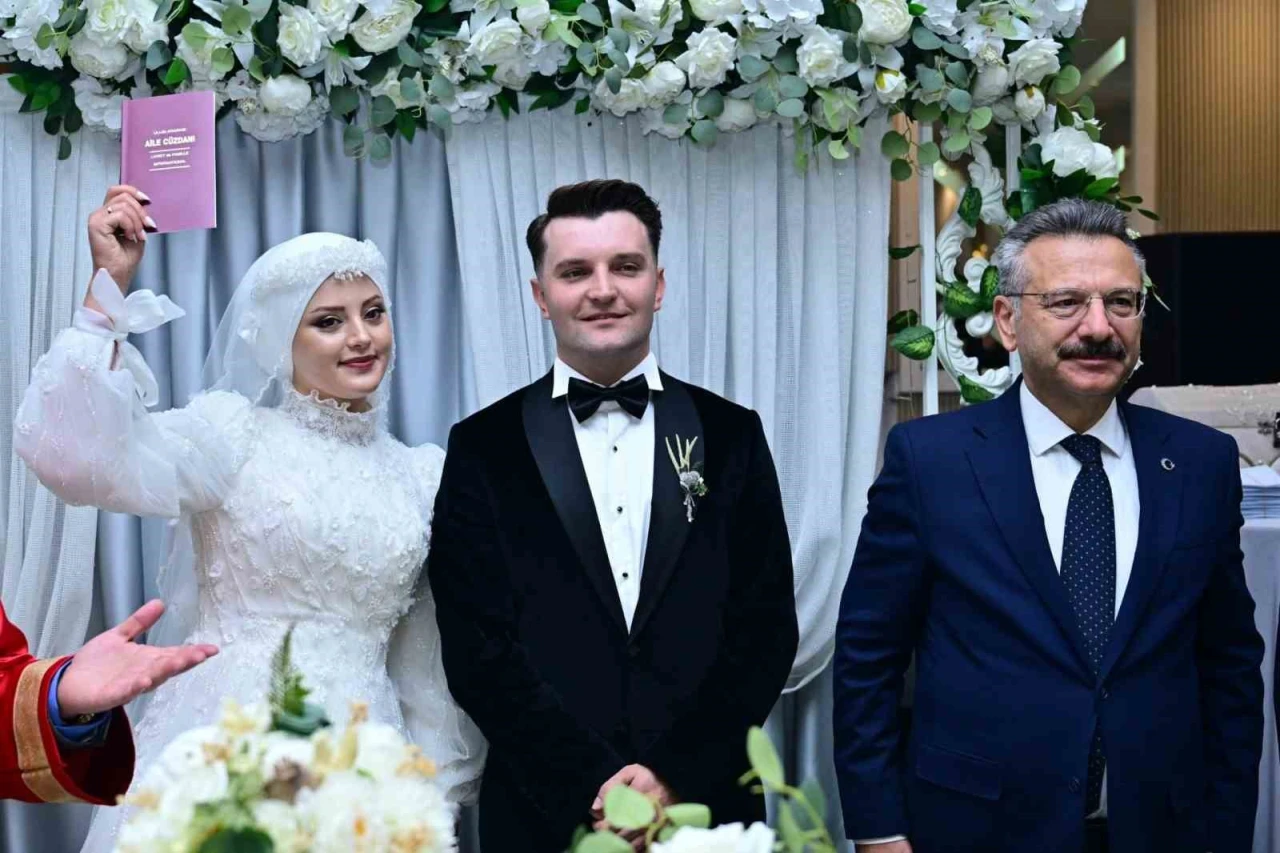 Vali Aksoy polis çiftin nikah şahidi oldu