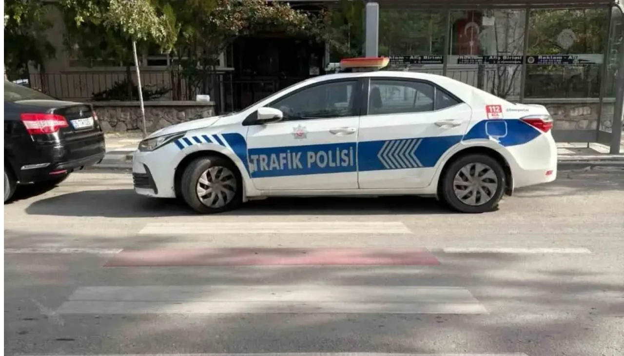 Afyonkarahisar'da ekip aracını yaya yoluna park eden polis memuruna trafik cezası kesildi