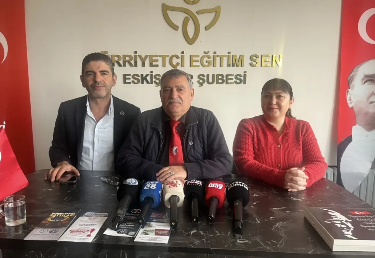 Hürriyetçi Eğitim Sen: “Öğretmenler Tatilde Değil, Çökmüş Sistemle Uğraşıyor!”