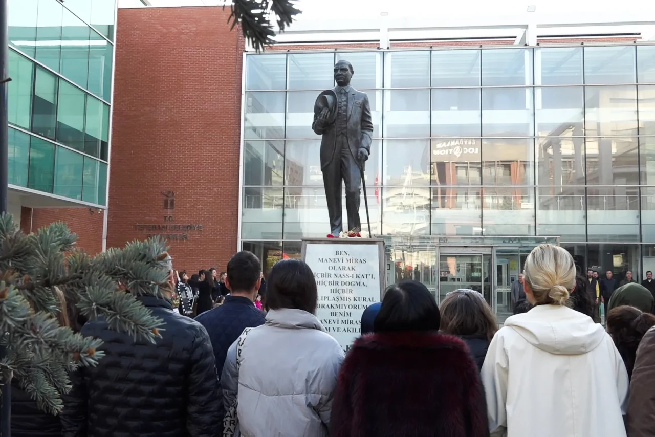 Tepebaşı Belediyesi Personelinden Ata’ya Saygı Duruşu
