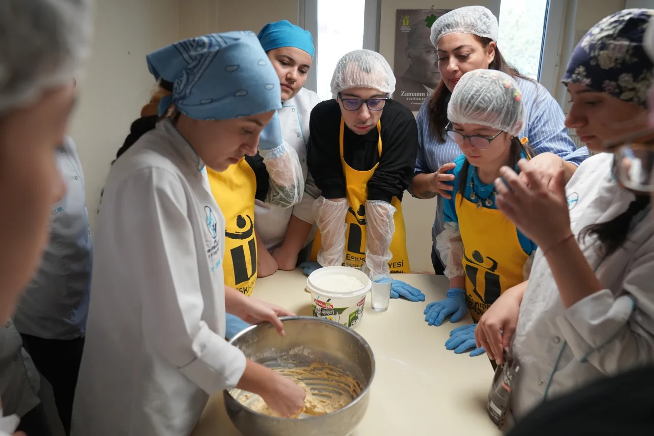 Tepebaşı’nda özel öğrenciler kurabiye atölyesinde buluştu