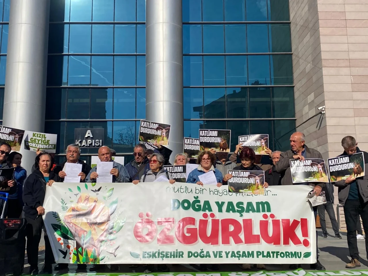 Adalet Sarayı Önünde Kızıl Geyik ve Yaban Koyunları Hak Mücadelesi Devam Ediyor