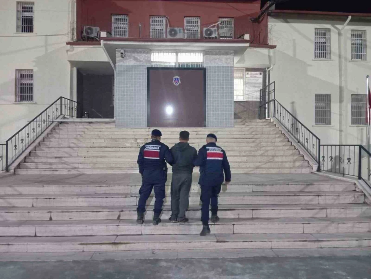 Osmaneli'de 23 suç kaydından aranan şahsı jandarma yakaladı