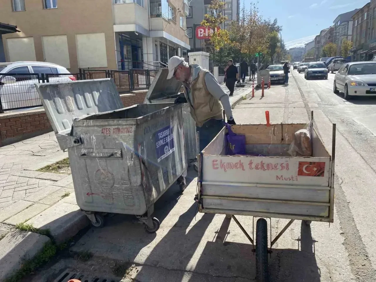 Eskişehir’de 68 Yaşındaki Adam  “Ekmek Teknesi”yle Hayat Mücadelesi Veriyor