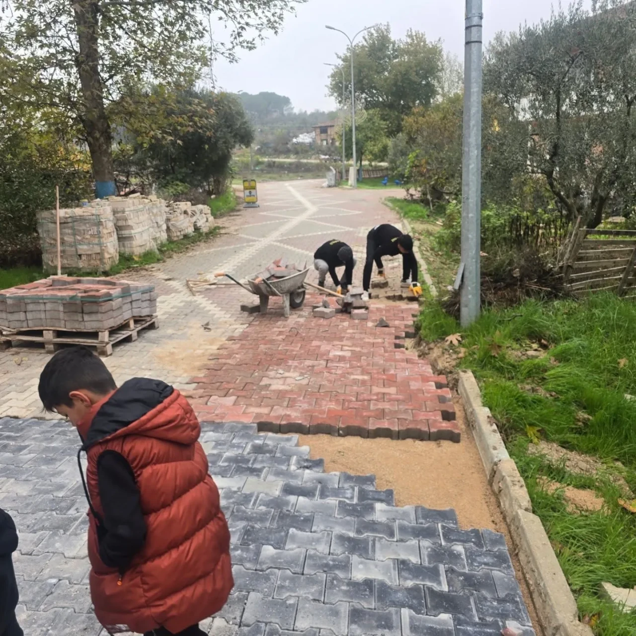 Bayırköy’de yol bakım çalışmalarıyla trafik güvenliği artırılıyor
