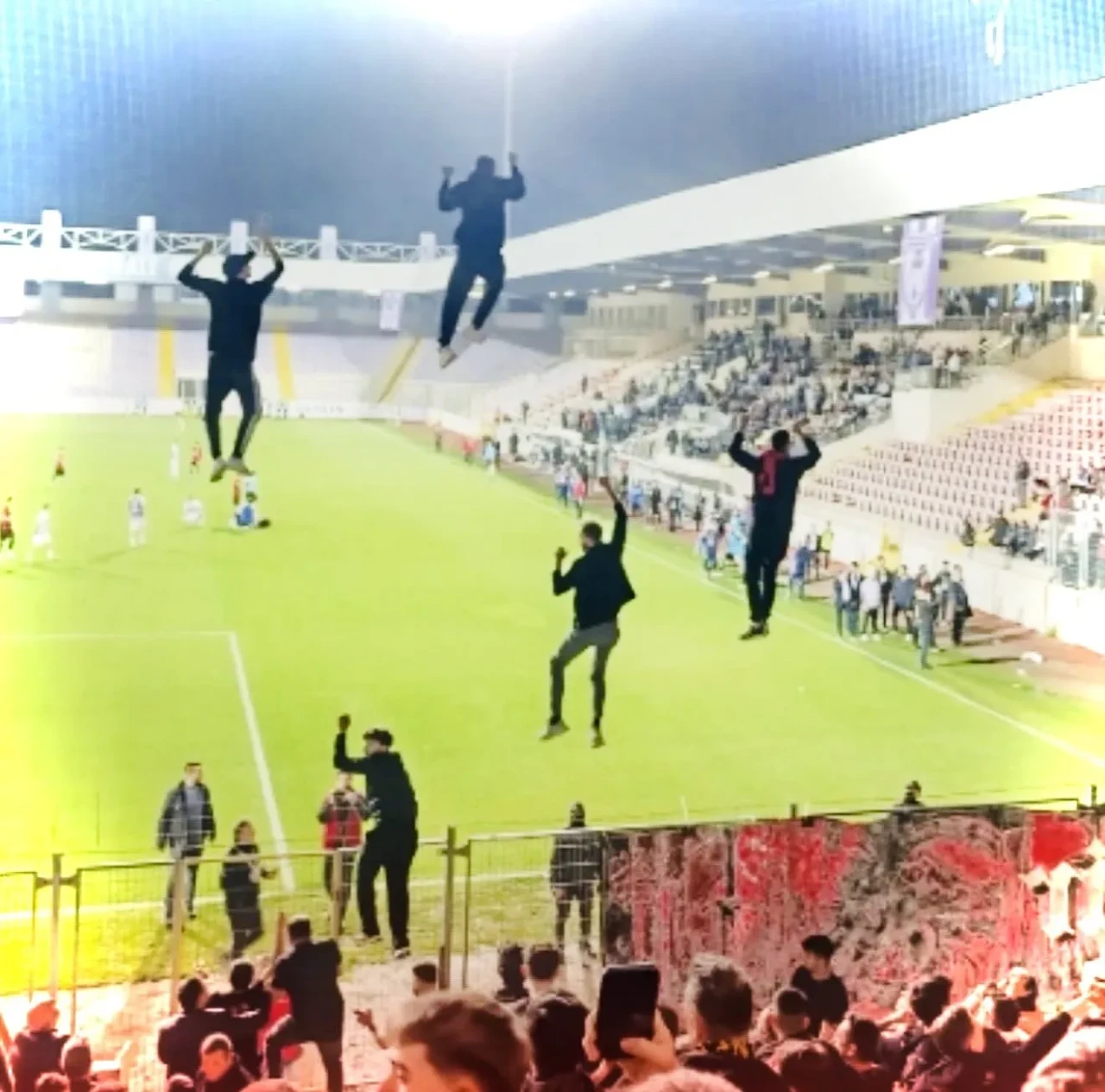 Siyasetten Tribünlere Viral Destek! Milletvekili Hatipoğlu’ndan Eskişehirspor Taraftarına Efsane Söz: "Bu Sevdaya Ağ Örülmez, Biz O Ağa Tırmanırız!"