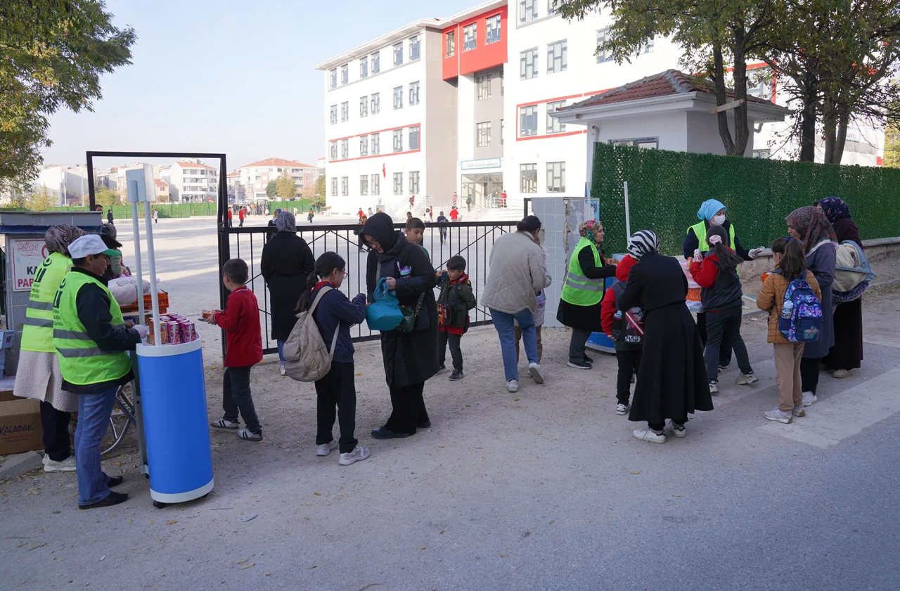 Tepebaşı’nda Okul Öğrencilerine Ücretsiz Beslenme Desteği Sürüyor