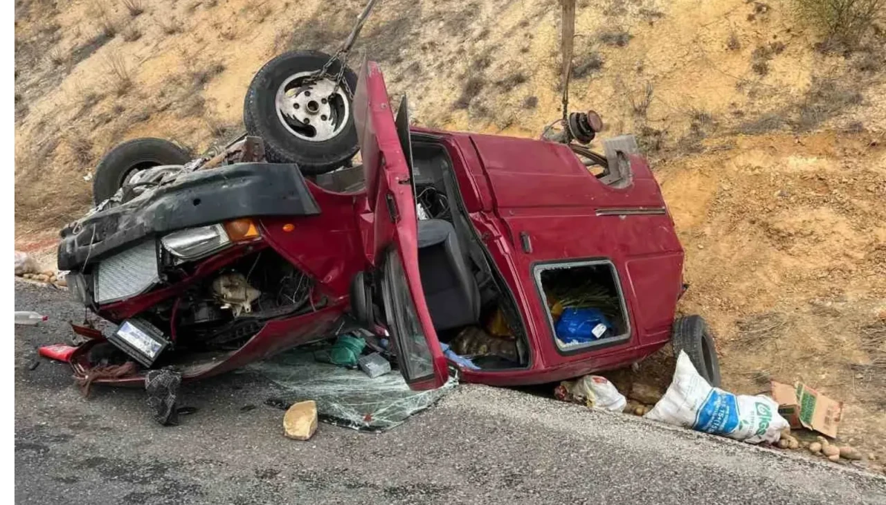 Bozüyük’te kamyonet devrildi: 2 kişi yaralandı