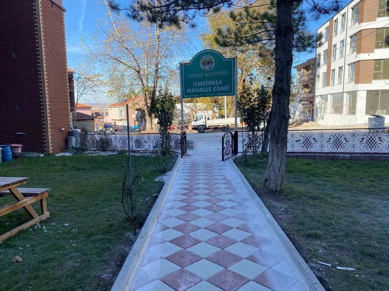 İnönü’de İsmetpaşa Camii çevresinde düzenleme çalışmaları başladı