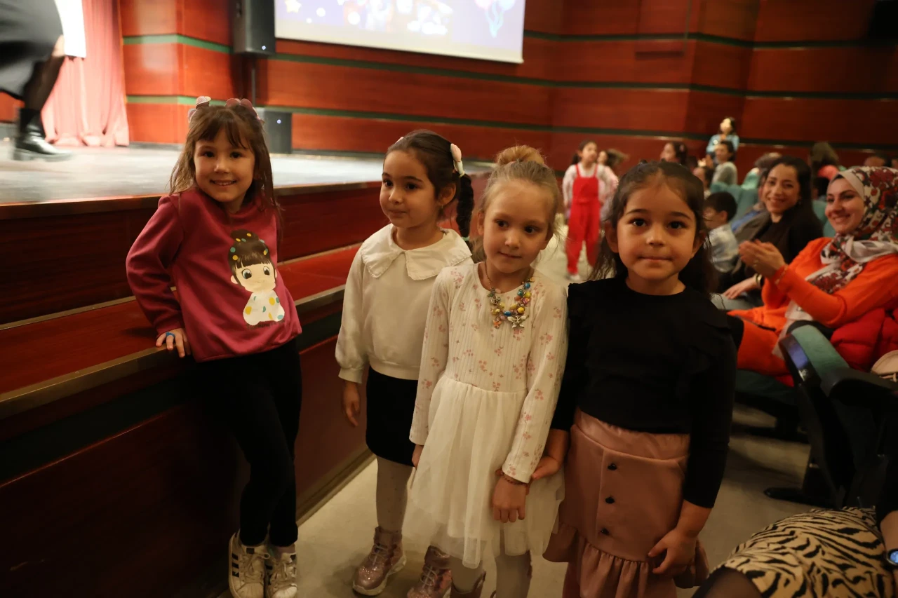 Çocuklar sahnede parladı: Eskişehir’de Dünya Çocuk Hakları için müzik ve dans şöleni