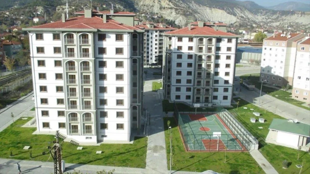 TOKİ 500 bin sosyal konuta vefat eden emeklinin emekli olmayan eşi başvurabilir mi?