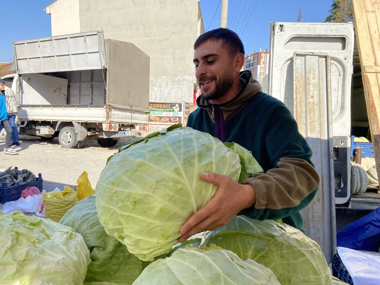 Pazar tezgahlarında devasa lahanalar ilgi odağı oldu