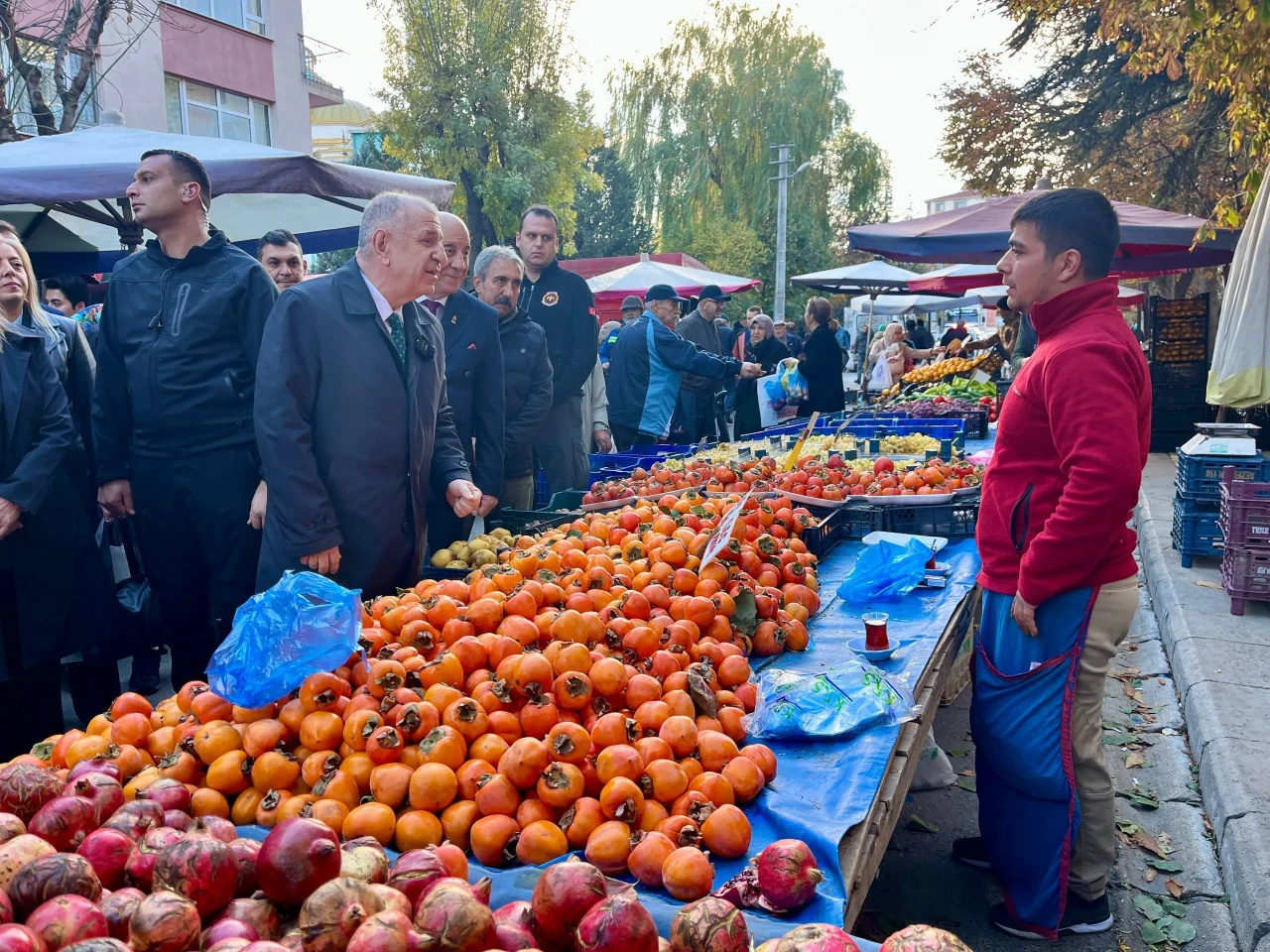 Ümit Özdağ Eskişehir pazarında