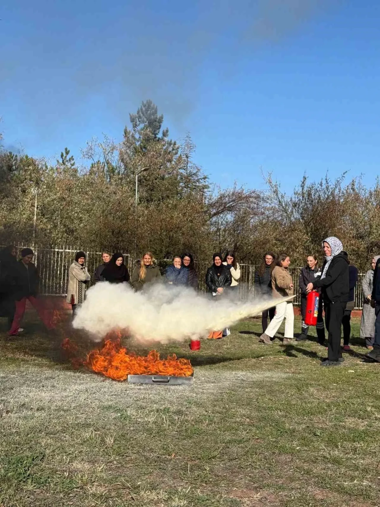Öğrenci yurdu personeline uygulamalı yangın eğitimi verildi