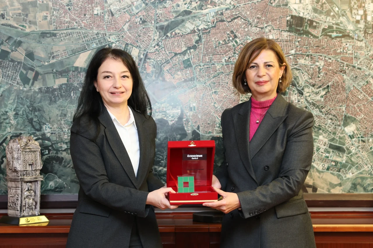 Başkan Ünlüce’nin Katılımcı Bütçe Projesi Özendirme Ödülü Aldı