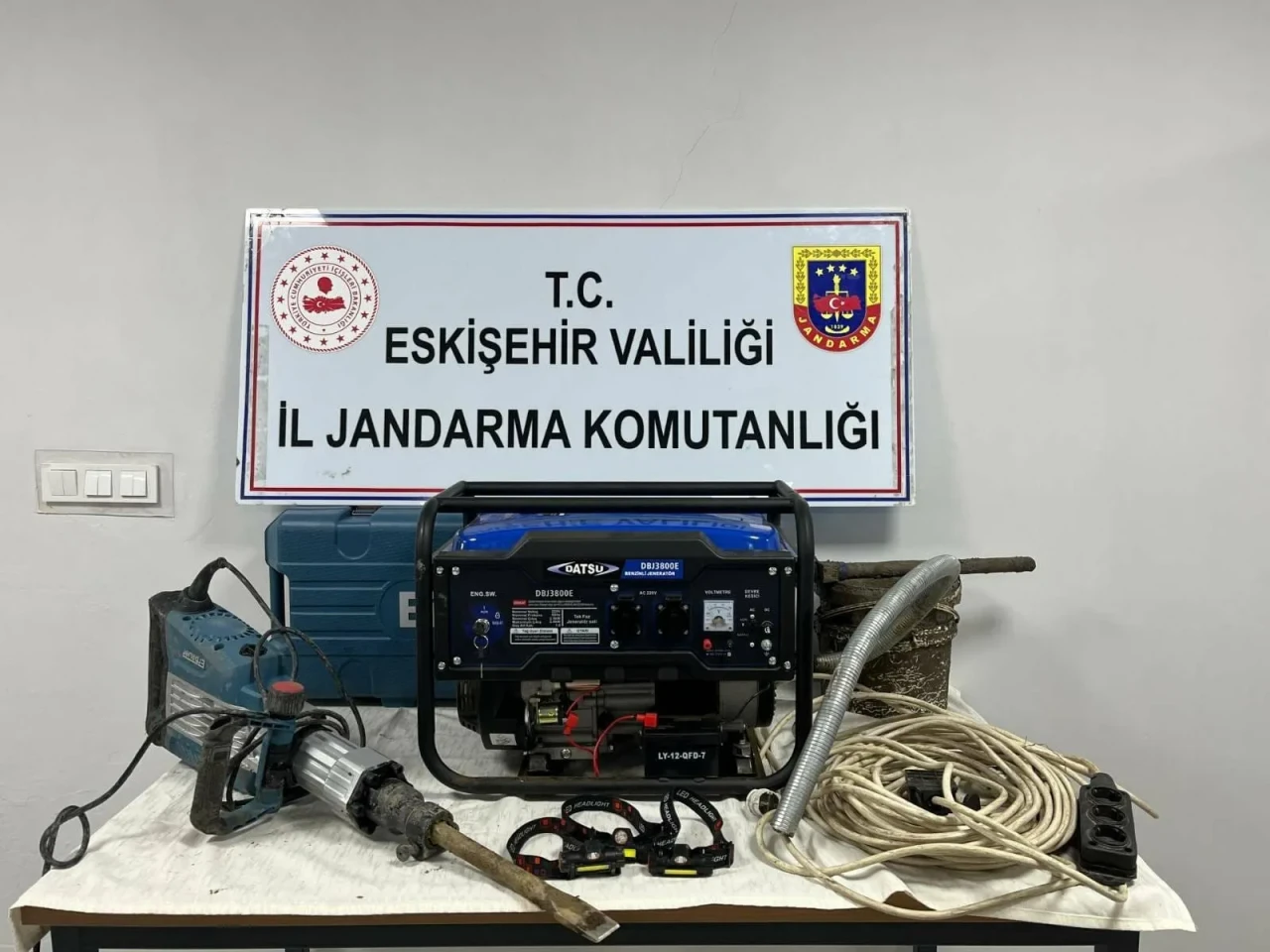 Eskişehir’de Kaçak Kazı Operasyonu: 4 Şüpheli Suçüstü Yakalandı