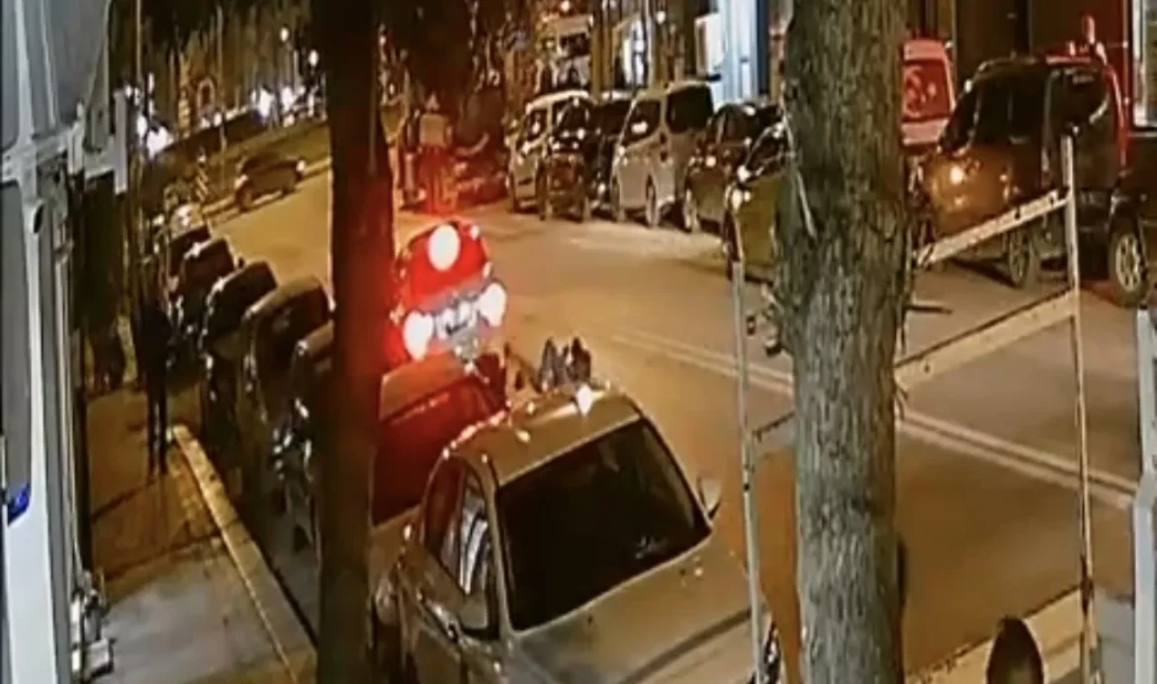 Ters Şeritte Giden Otomobil Yayaya Çarptı: Kaza Kameraya Yansıdı