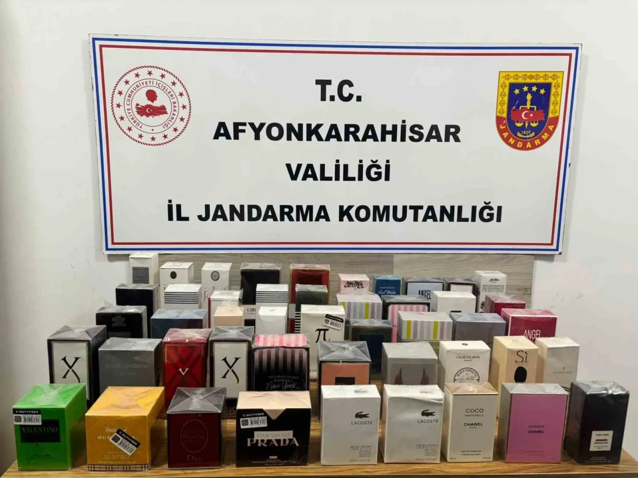 Jandarma otomobilde kaçak parfüm ele geçirdi