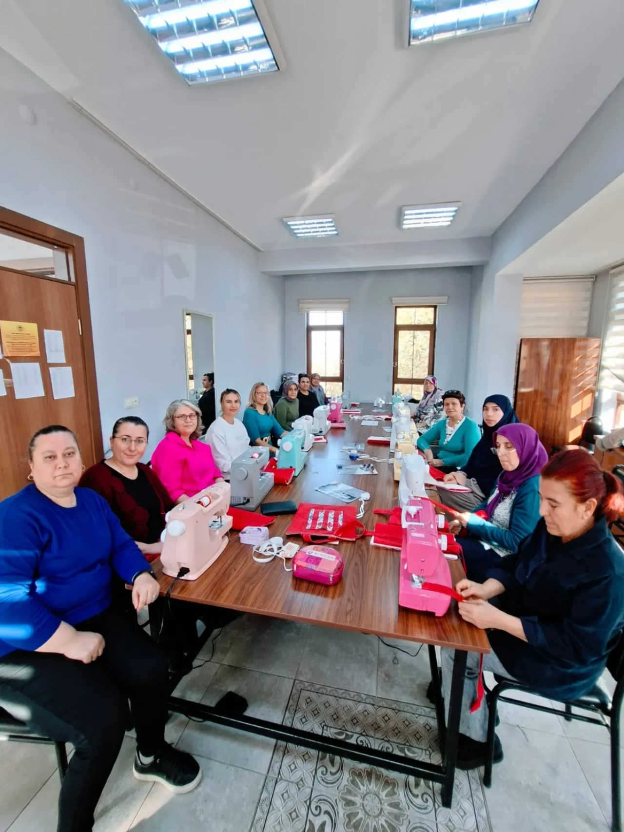 Kadınlar kendi çantalarını dikti: Odunpazarı Belediyesi’nden üretkenlik atölyesi