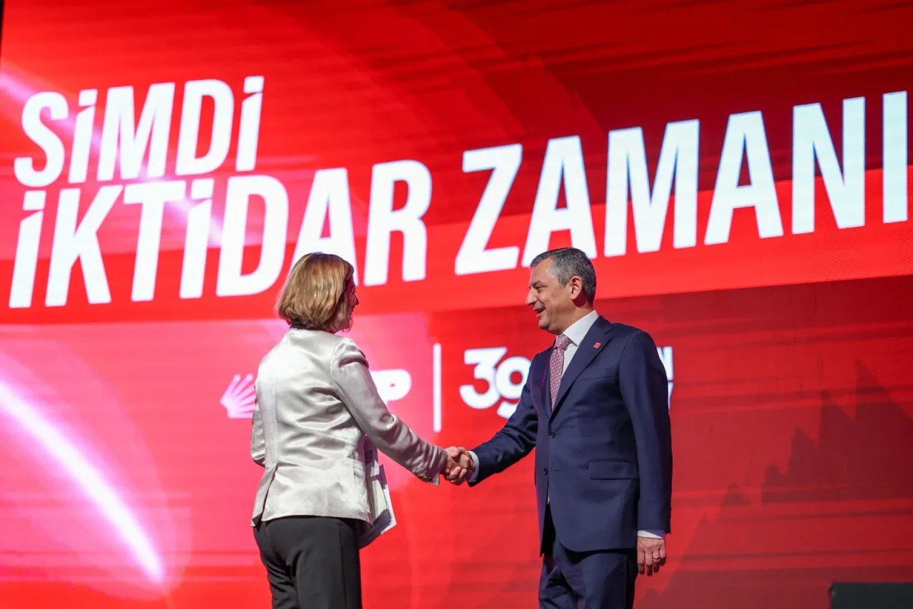 Başkan Ünlüce CHP 39. Kurultayında Divan Başkanlığı Yaptı