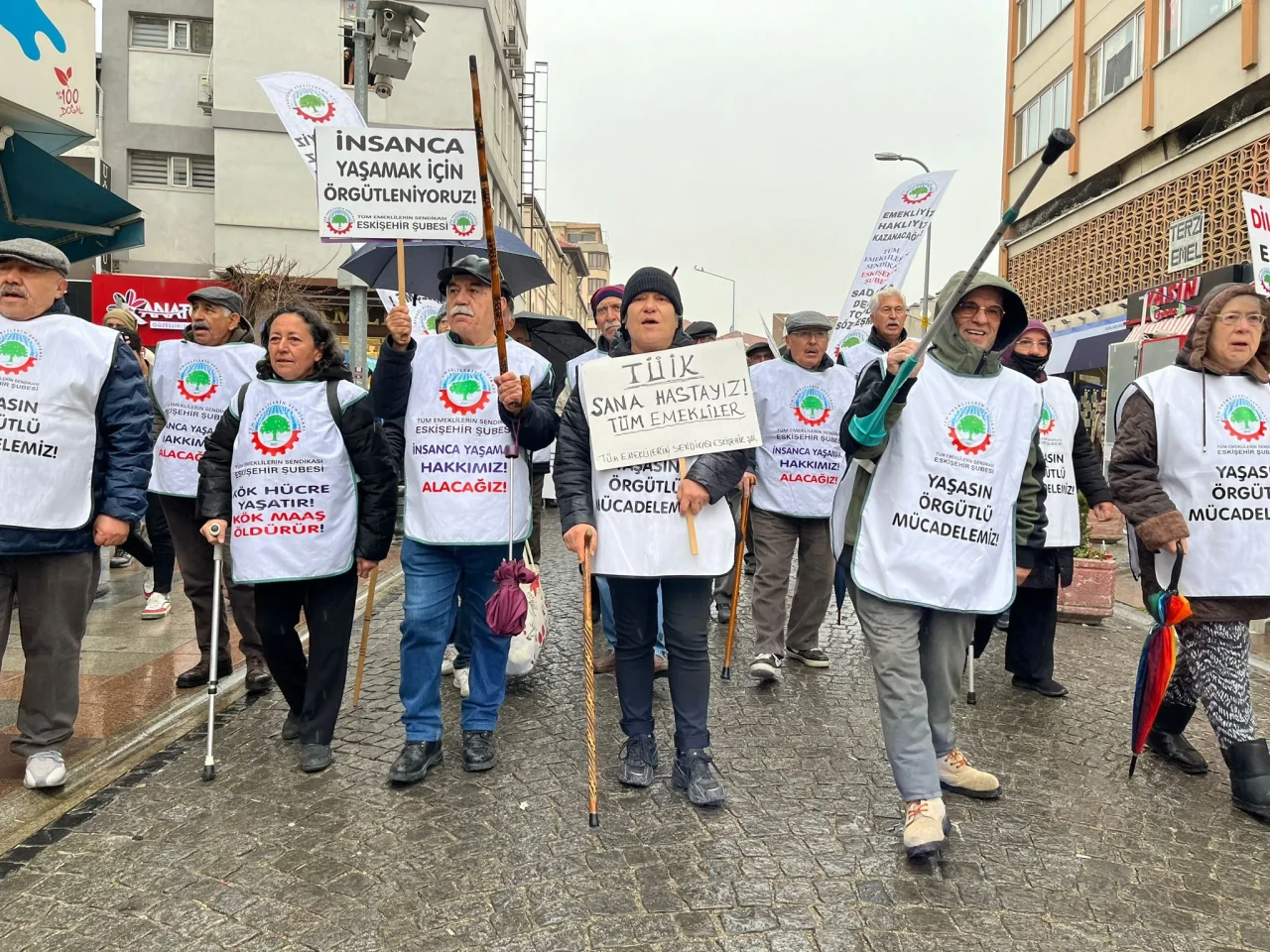 Eskişehir’de Emekliler Bastonlarını Kaldırdı: “Yoksulluğun Sorumlusu Sizsiniz!”