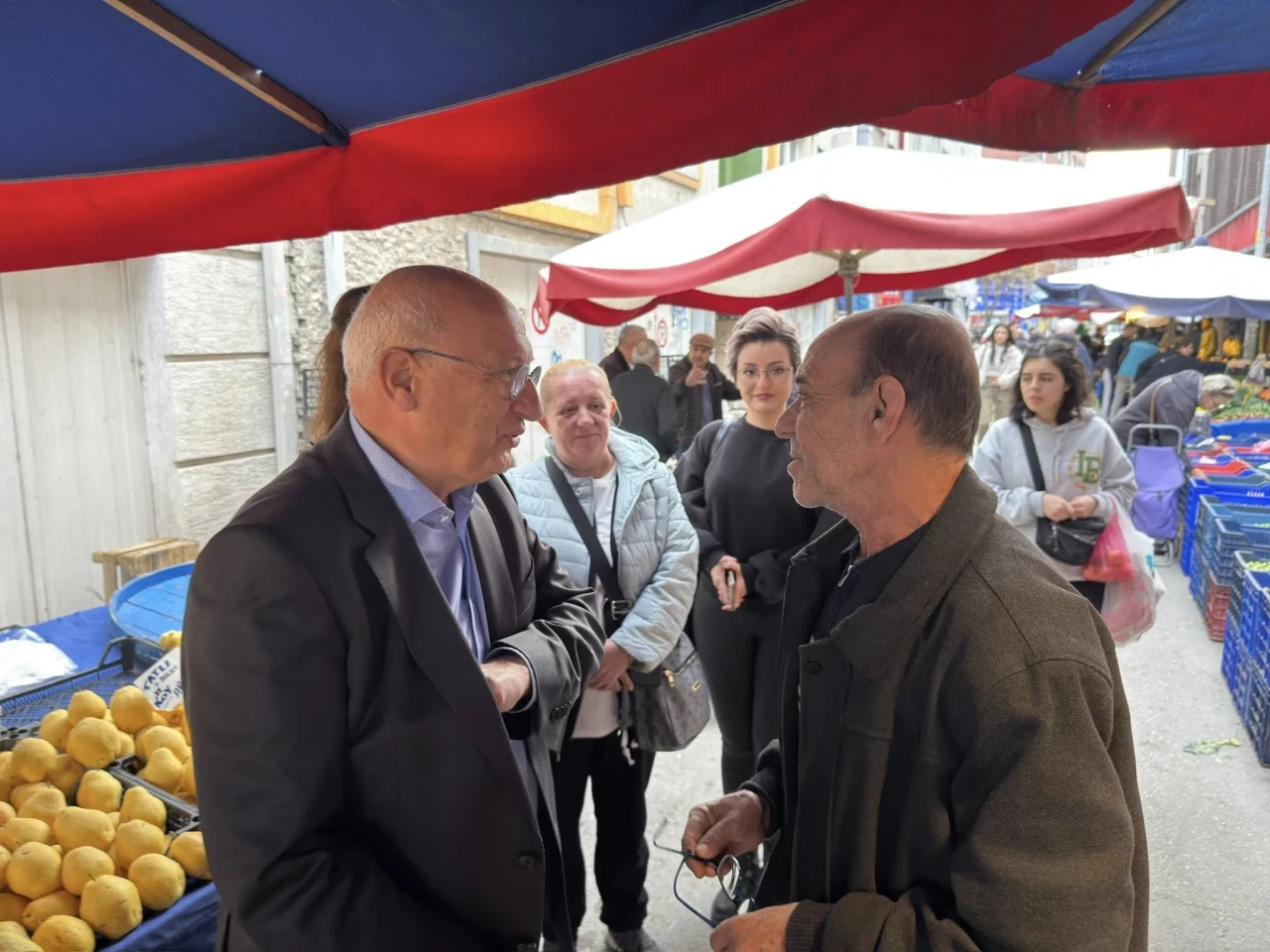 CHP’li Çakırözer Pazartesi pazarında esnafı ve vatandaşı dinledi