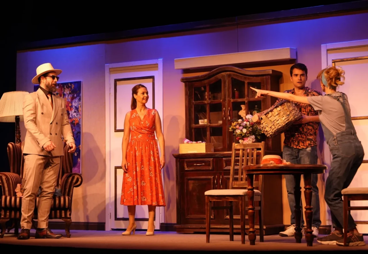 Şehir Tiyatroları’nın yeni oyunu ‘Kendime Kıyamam’ ilk gösterimde ayakta alkışlandı