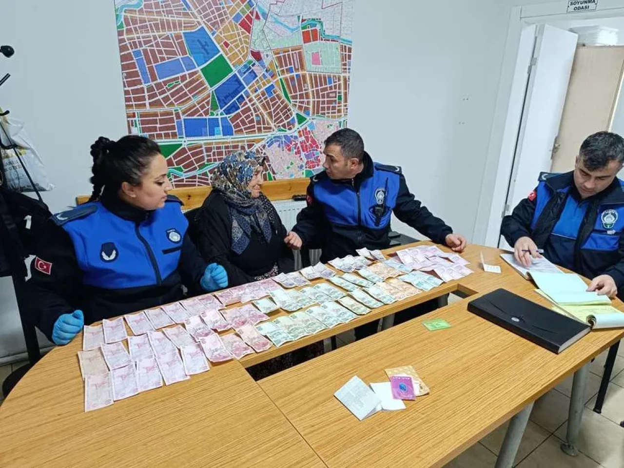 Hamamyolu’nda dilenci operasyonu: Zabıta iki günde 6 bin TL’den fazla para ele geçirdi