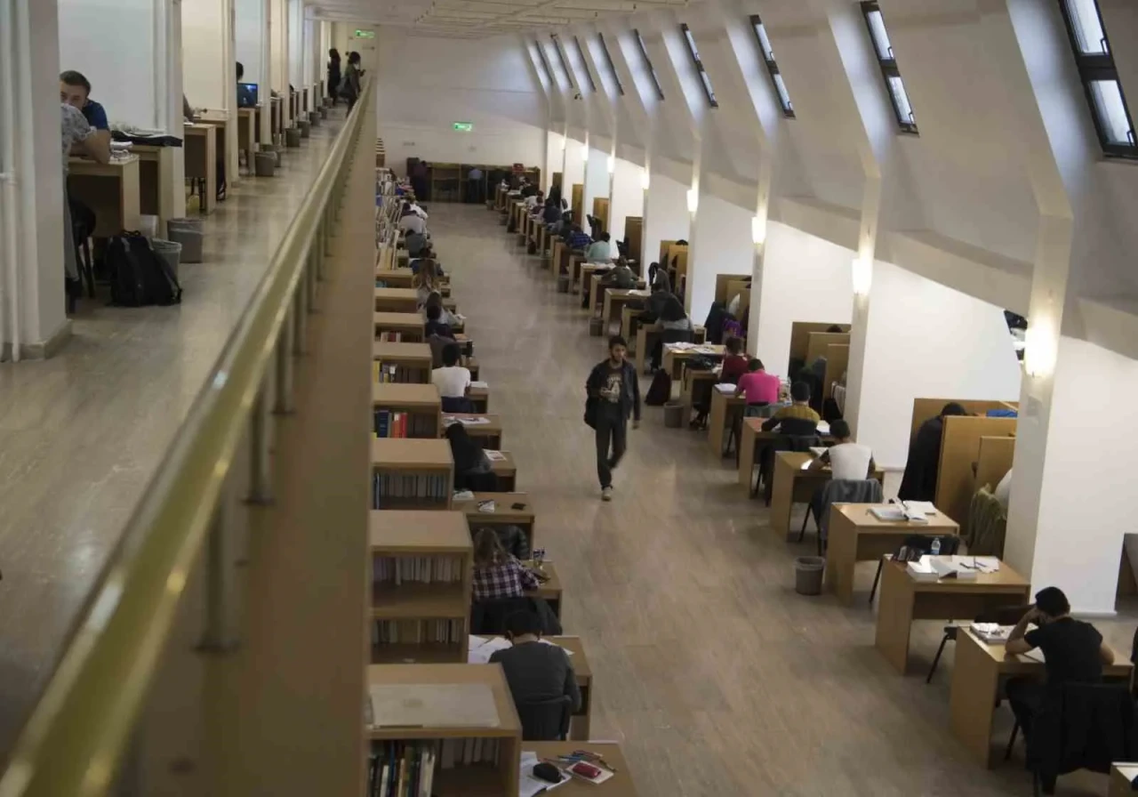 Öğrencilere Sıcak Mola: Anadolu Üniversitesi Kütüphanesi 7/24 açık