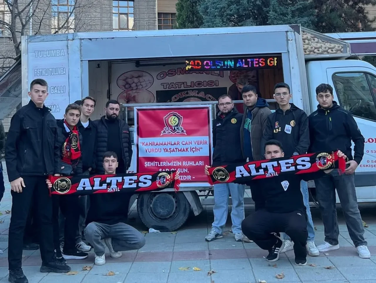 Eskişehirspor taraftarı şehitler için lokma hayrı yaptı