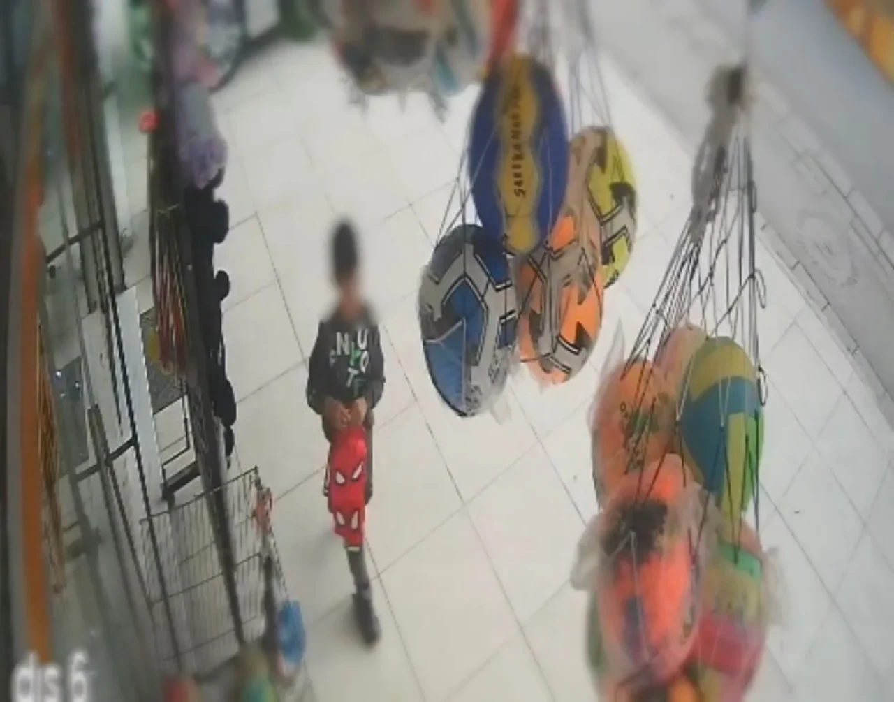 Kırtasiye Önünde Askıdaki Bereleri Çaldı!