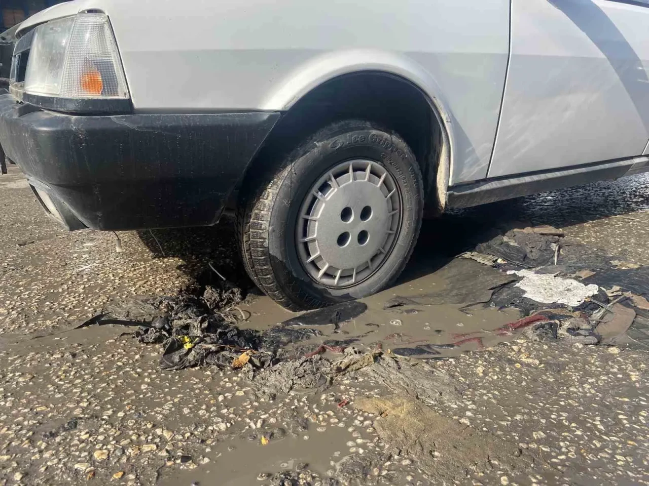 Esnaf şikayetini anlatırken araç çukurdan geçti, herkes ıslandı