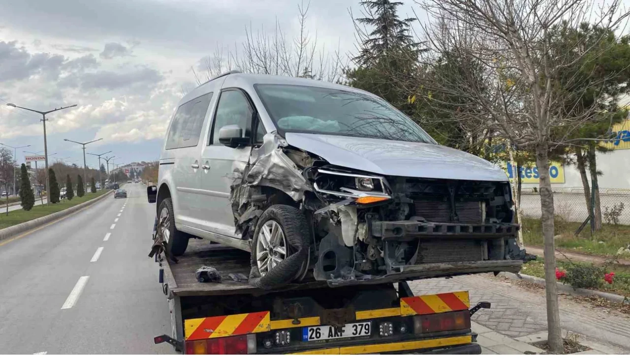 Eskişehir’de iki araç çarpıştı: Sürücü yaralı