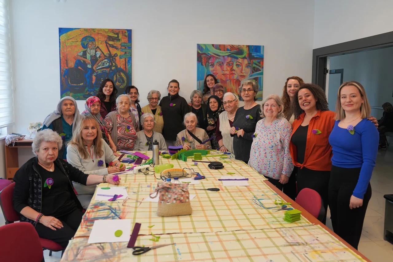 Kadın dayanışmasının sembolü bu broşlar