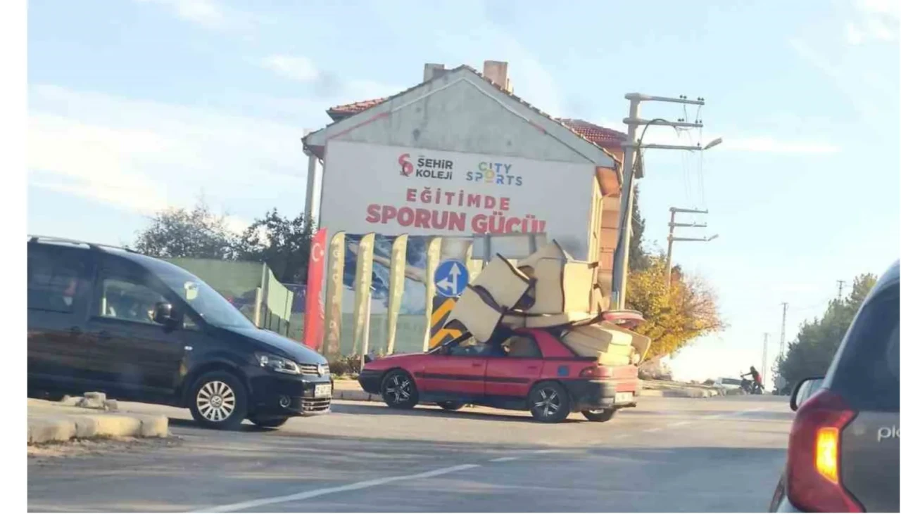 Otomobil Üzerine Yüklenen Koltuk Takımı Trafiği Tehlikeye Soktu