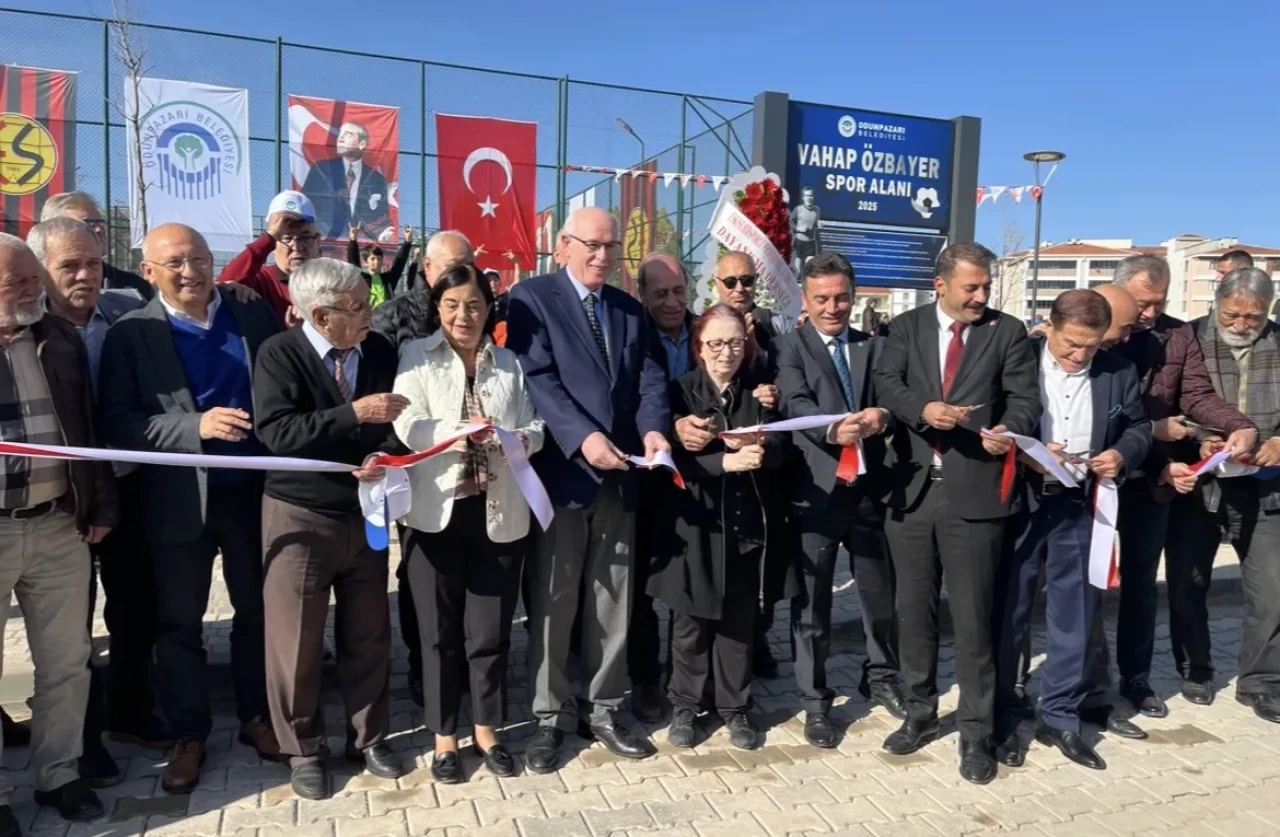 Efsane Futbolcunun Adı Emek Mahallesinde Yaşayacak: Vahap Özbayer Spor Alanı Açıldı