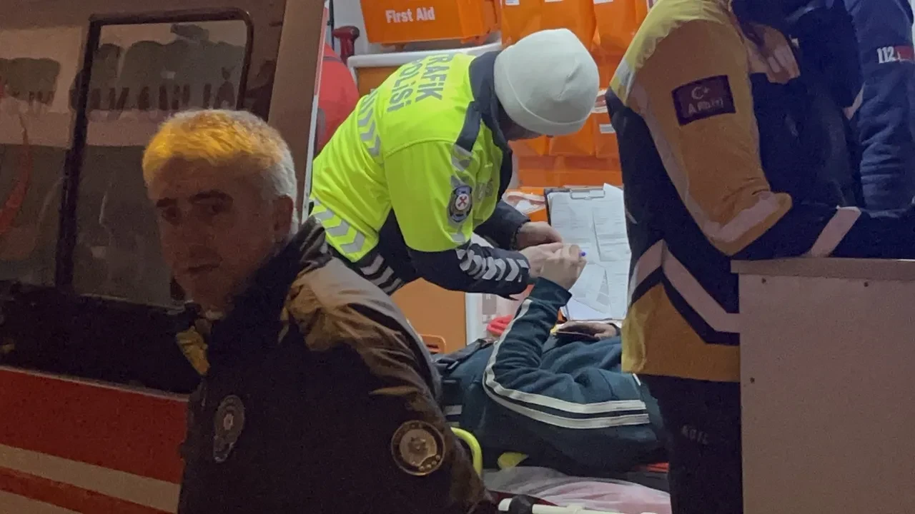 Ehliyetsiz sürücü bekçiye çarpıp gözyaşlarına boğuldu: 34 bin TL cezayı ambulansta imzaladı!