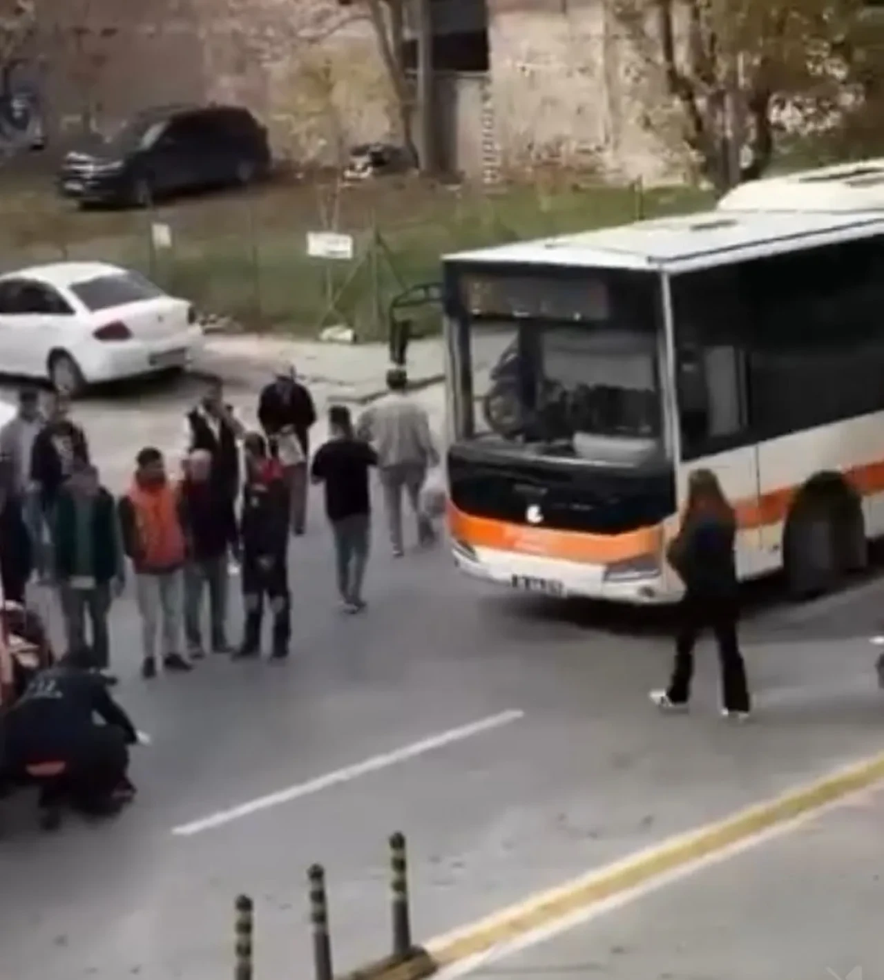 İstiklal Mahallesi’nde Yasak Dönüş Kazası: Motor Altına Girdi