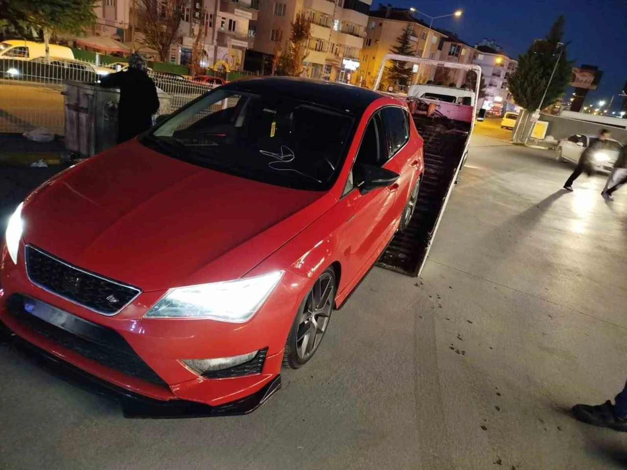 Abartı egzozlu araçla trafiği riske atan sürücüye 74 bin TL ceza kesildi