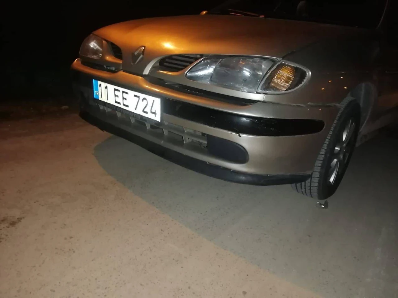 Yol kenarında yatan alkollü şahıs üzerinden otomobil geçmesiyle ağır yaralandı