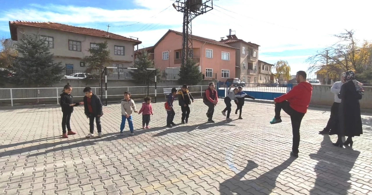 Kütahya'da “Mutlu Çarşamba” Buluşması: Özel Öğrenciler Sporda Bir Araya Geldi!